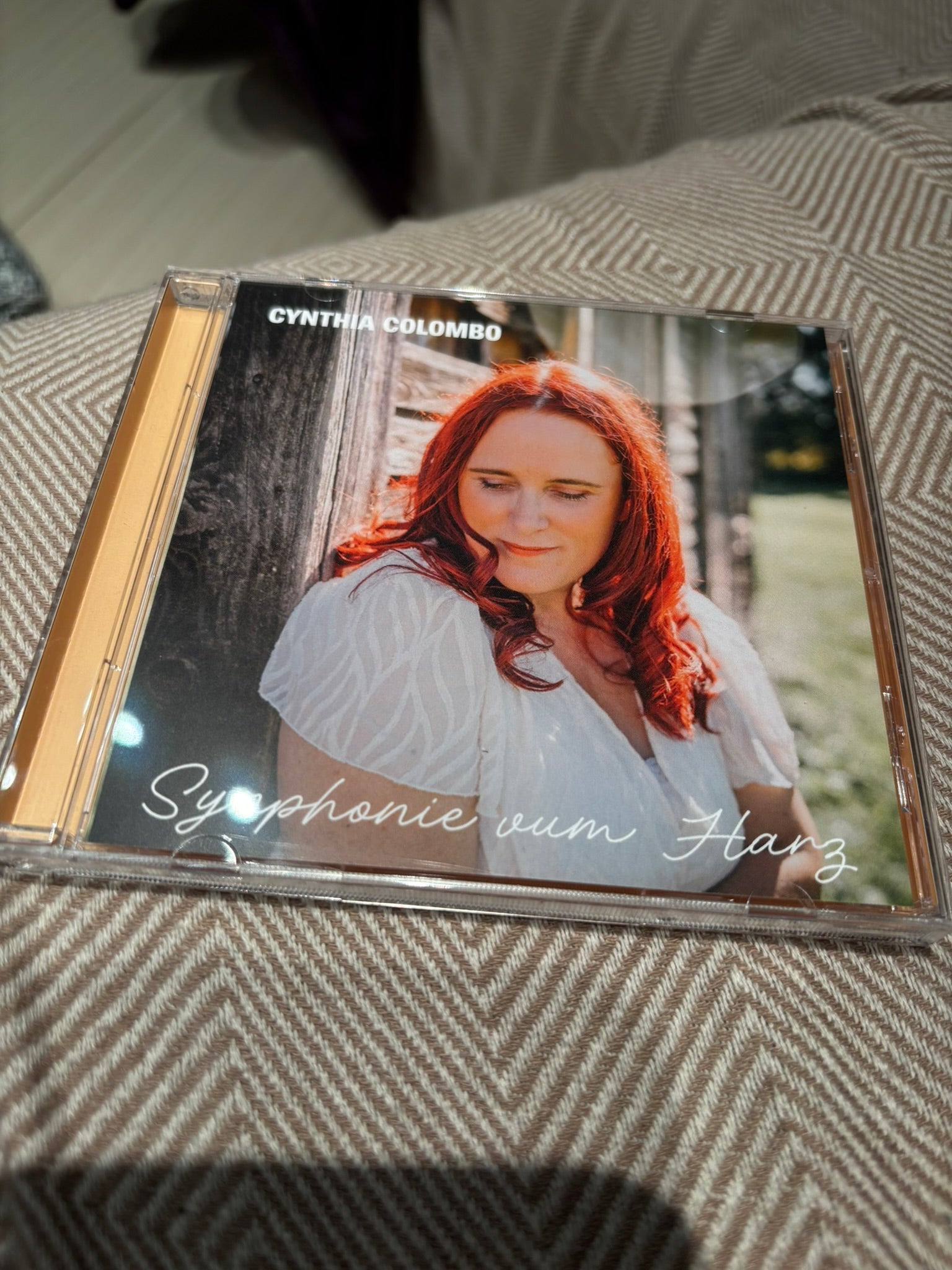 SYNPHONIE VUM HARZ
Le premier album en alsacien de Cynthia Colombo