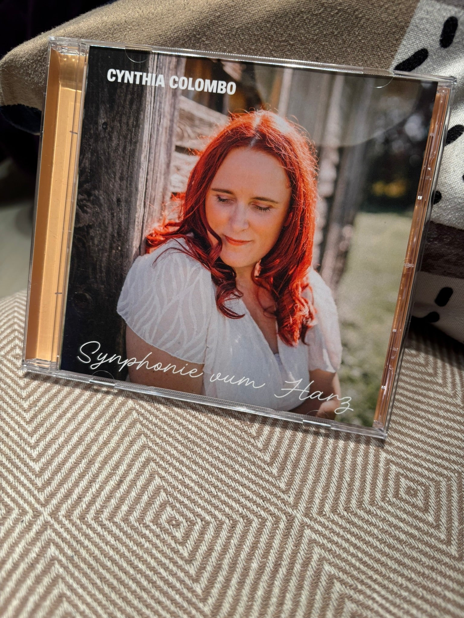 SYNPHONIE VUM HARZ
Le premier album en alsacien de Cynthia Colombo